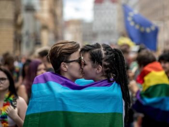 Eν μέσω πολέμου η Ουκρανία θα εξετάσει νομιμοποίηση του γάμου ομόφυλων ζευγαριών