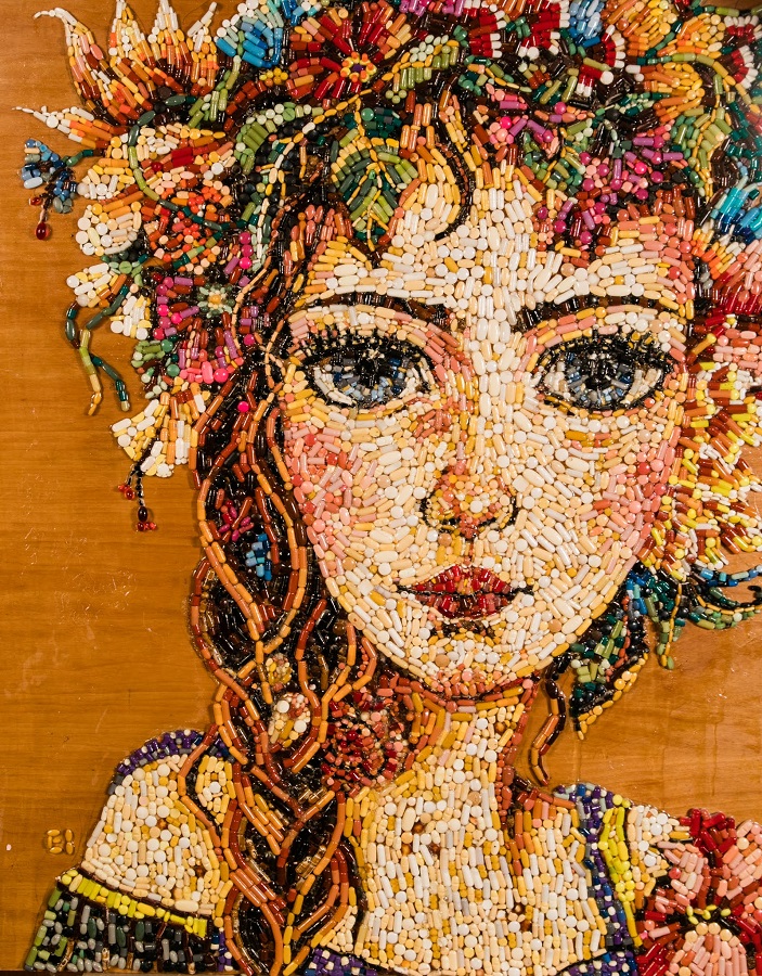 Γιατρός φτιάχνει έργα τέχνης με… ληγμένα χάπια στο νοσοκομείου Ρεθύμνου