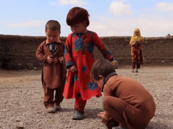 Αφγανοί αναγκάζονται να πουλήσουν τα παιδιά τους λόγω ένδειας