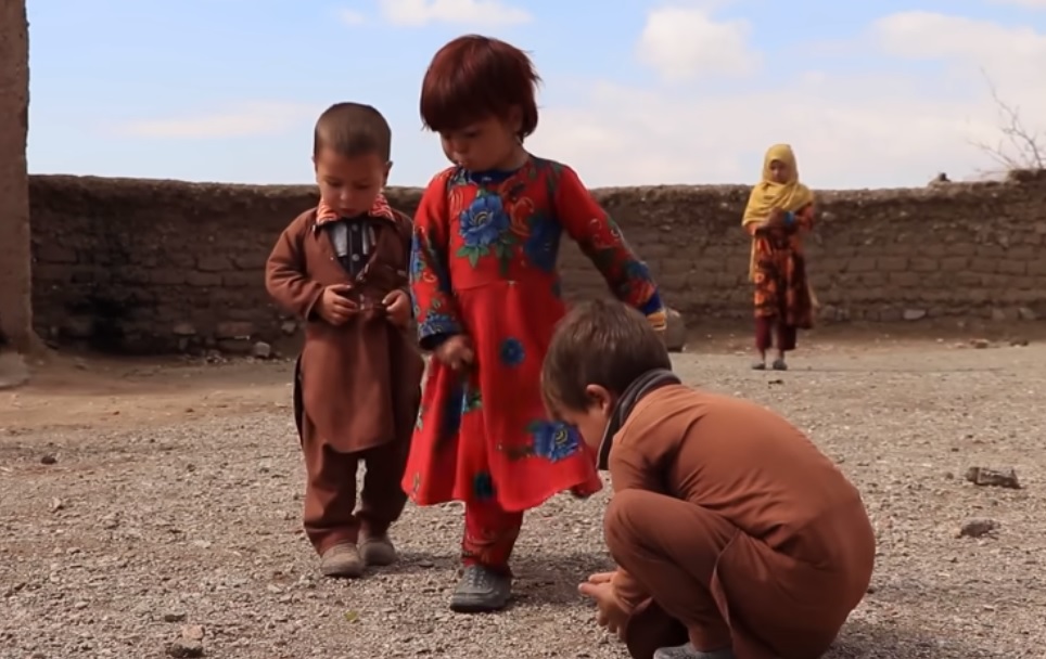 Αφγανοί αναγκάζονται να πουλήσουν τα παιδιά τους λόγω ένδειας