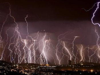 Κύμα κακοκαιρίας με καταιγίδες, χαλάζι και μεγάλη συχνότητα κεραυνών - Πού «χτυπούν» έντονα φαινόμενα
