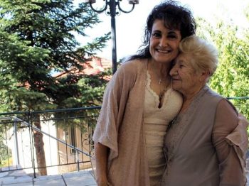 Ευτυχία Νούλα: Υιοθετήθηκε το 1958 στις ΗΠΑ - 60 χρόνια μετά βρήκε τη βιολογική της μητέρα στην Ελλάδα