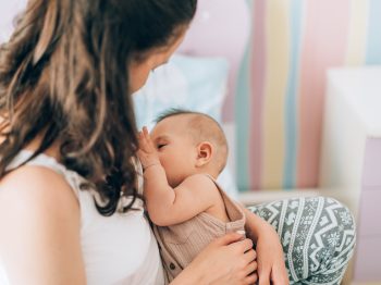 Θηλασμός - Αφήστε το μωρό σας να χρησιμοποιήσει τα χέρια του όσο πιο ελεύθερα γίνεται