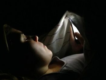 Τα παιδιά δημοτικού χάνουν «μια νύχτα ύπνου την εβδομάδα» καθώς σερφάρουν στα social media