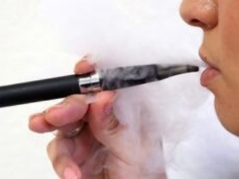 Οι έφηβοι είναι πιθανότερο να γίνουν ατμιστές αν οι γονείς τους είναι καπνιστές