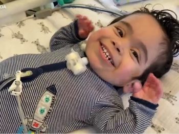 Αγοράκι 3 ετών που πέρασε όλη του τη ζωή στο νοσοκομείο, πάει για πρώτη φορά στο σπίτι του!