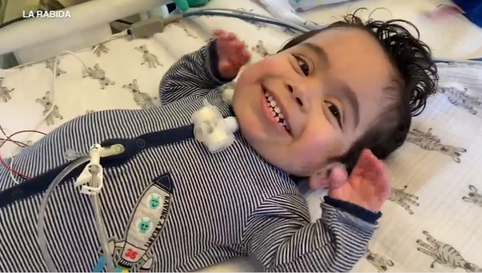Αγοράκι 3 ετών που πέρασε όλη του τη ζωή στο νοσοκομείο, πάει για πρώτη φορά στο σπίτι του!