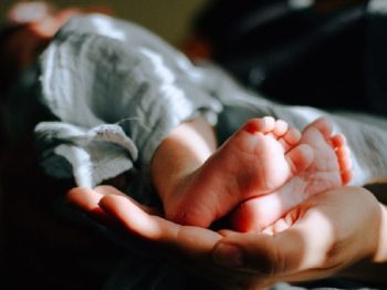 Ηράκλειο: Μητέρα γέννησε μέσα στο ασθενοφόρο – Οι διασώστες έκλαιγαν μετά τον τοκετό