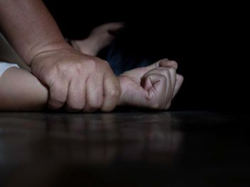 Συνελήφθη η μητέρα της 12χρονης στον Κολωνό - Κατηγορείται για μαστροπεία