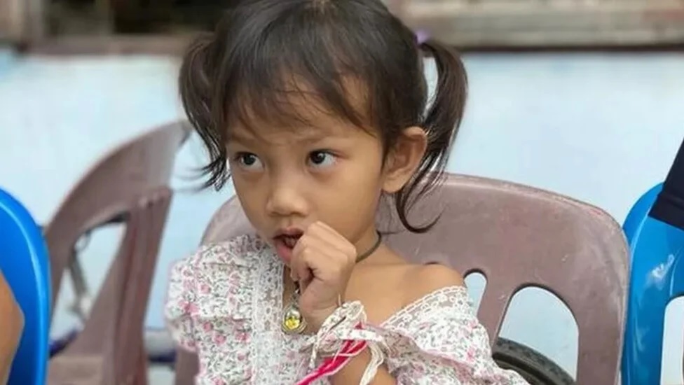 Ταϊλάνδη: Η 3χρονη που επέζησε- Την βρήκαν δίπλα στα νεκρά παιδιά, νόμιζε ότι κοιμούνταν