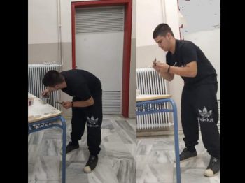 Mαθητής στο ΕΠΑΛ Τυρνάβου επισκευάζει θρανία στα κενά μεταξύ των μαθημάτων του