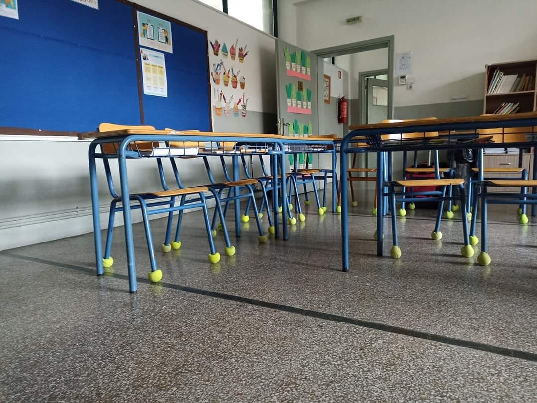 Έβαλαν μπαλάκια τένις στις καρέκλες για να βοηθηθούν παιδιά με διάσπαση προσοχής