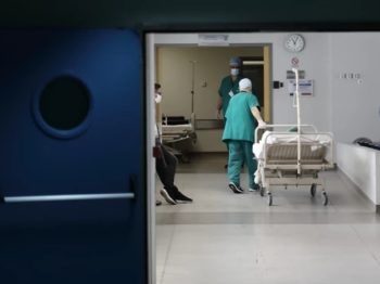 Εποχική γρίπη, κορωνοϊός και RSV στέλνουν μικρά παιδιά στα νοσοκομεία