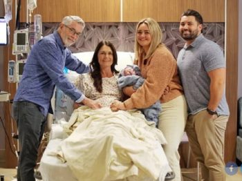 56χρονη γέννησε το μωρό της νύφης της - «Ευγνωμοσύνη και λύπη για τον αποχωρισμό»