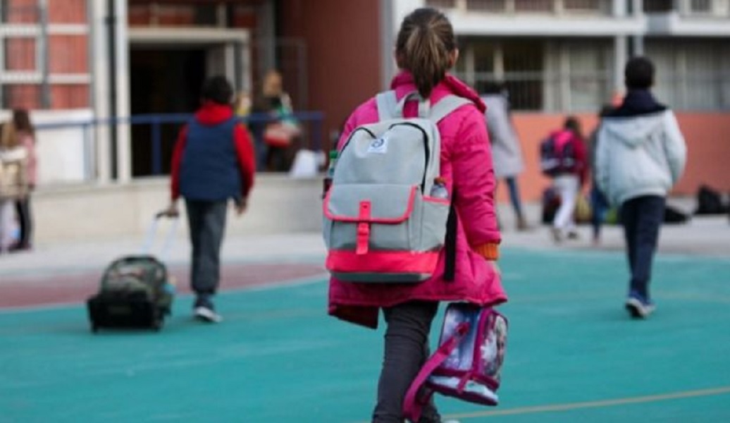 Δασκάλα δωρίζει κάθε μήνα πλάσμα σε 9χρονη μαθήτρια για να την κρατήσει στη ζωή