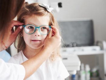 Παιδίατρος - 7 σημεία κακής όρασης στα παιδιά