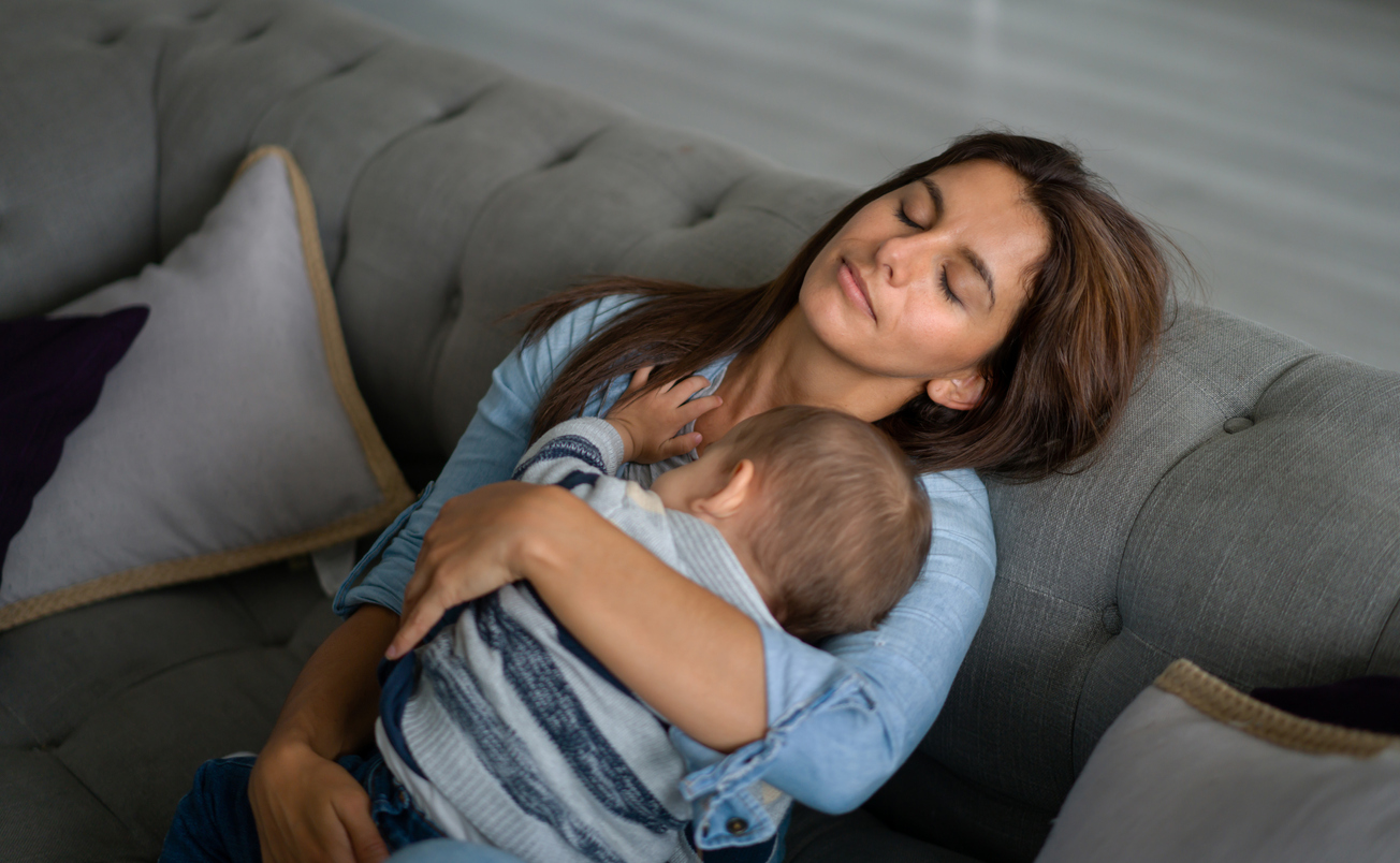 Η στέρηση του ύπνου λόγω του μωρού για τους νέους γονείς μπορεί να φθάσει τα 6 χρόνια