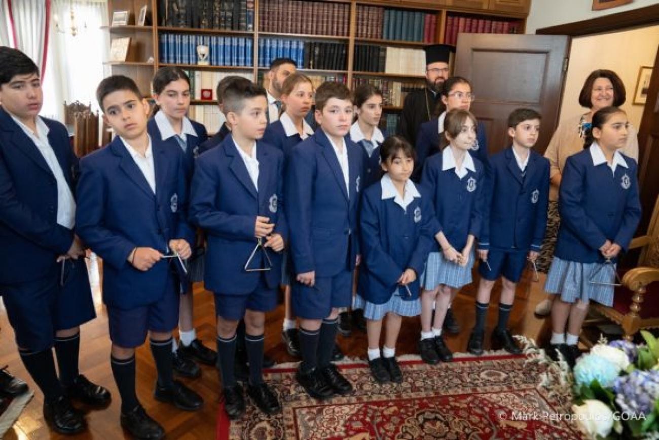 Αρχιεπίσκοπος Αυστραλίας: Μαθητές και νέοι του είπαν τα κάλαντα!