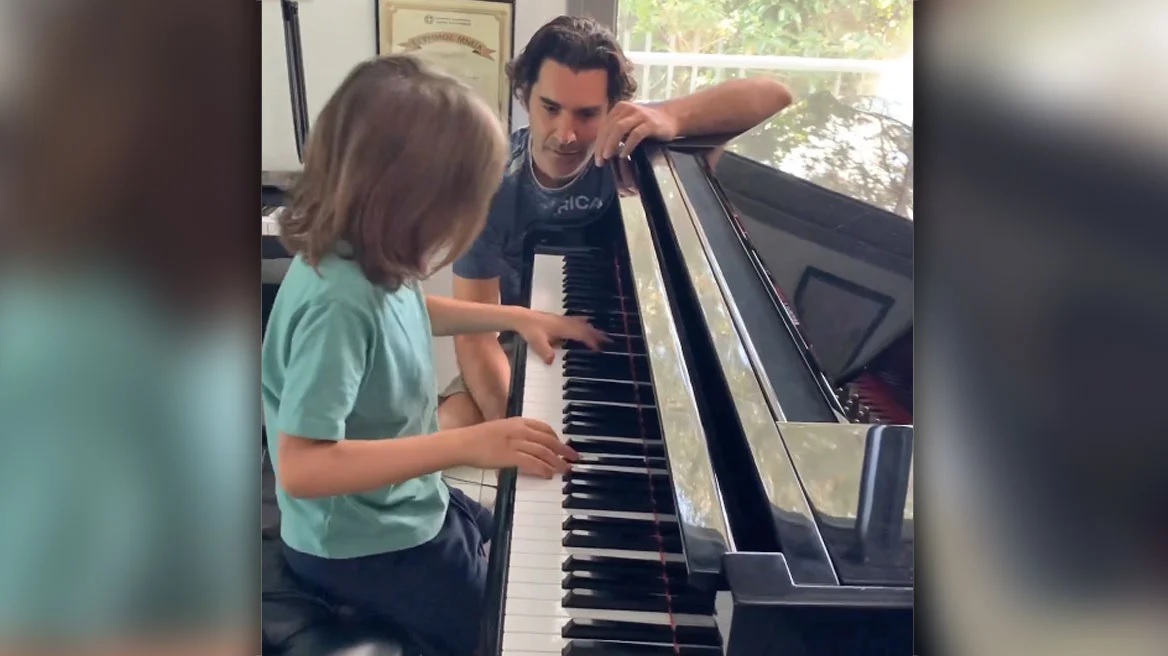 Ο 10χρονος βιρτουόζος παίζει πιάνο για τον «Maestro» Χριστόφορο Παπακαλιάτη
