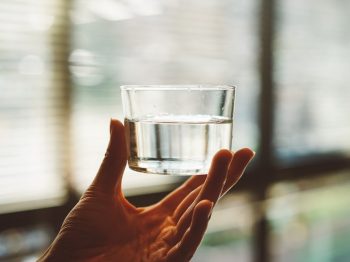 Γιατί τα "8 ποτήρια νερό" δεν είναι τελικά κατάλληλη ποσότητα για όλους;