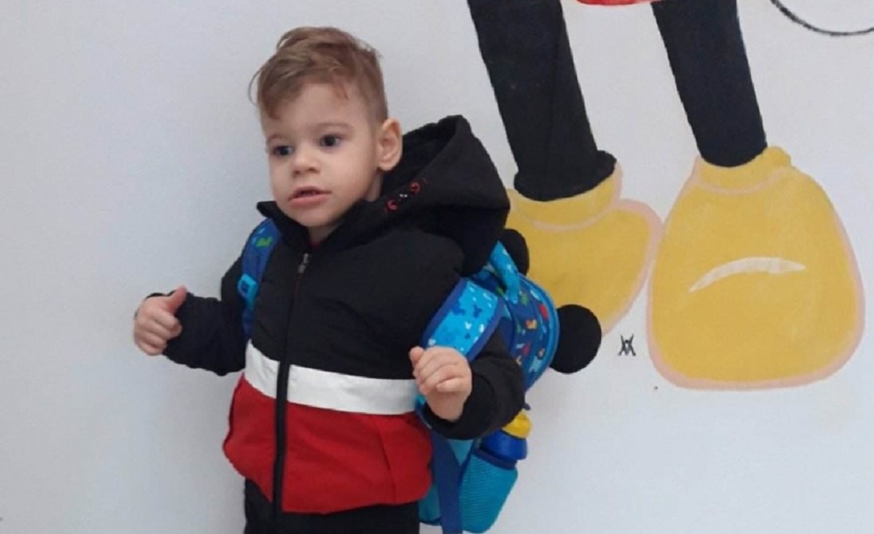 Ρόδος: πρώτη μέρα στο σχολείο για τον 3χρονο Παύλο με σύνδρομο «Αngelman»