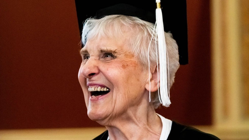 Μπήκε στο πανεπιστήμιο πριν 71 χρόνια και παίρνει πτυχίο στα 90 της