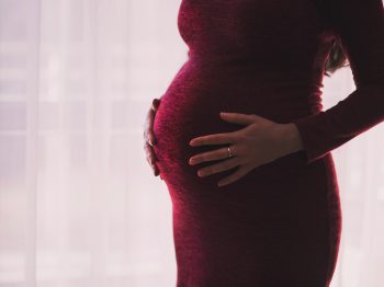Ο μαγικός δεσμός της μέλλουσας μητέρας με το μωρό της: Ο απόλυτος οδηγός για έγκυες γυναίκες