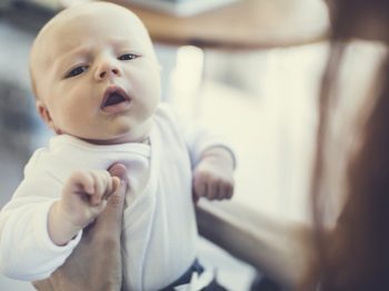 Γιατί τα μωρά κάνουν όλους αυτούς τους περίεργους ήχους; Πότε πρέπει να ανησυχήσεις;