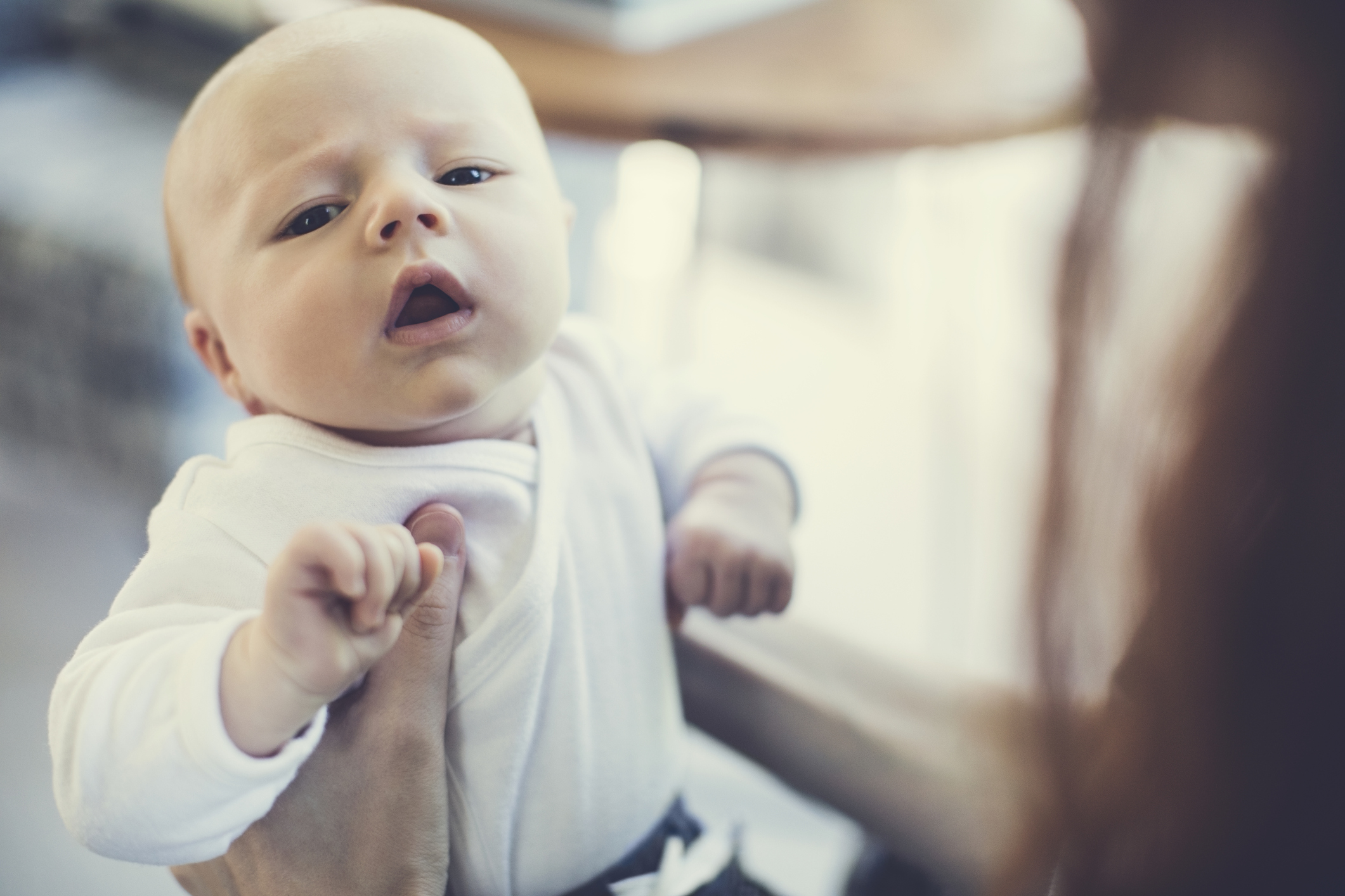 Γιατί τα μωρά κάνουν όλους αυτούς τους περίεργους ήχους; Πότε πρέπει να ανησυχήσεις;
