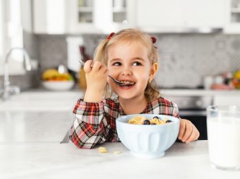 5 λάθος φράσεις σχετικές με το φαγητό που λέμε συχνά στα παιδιά