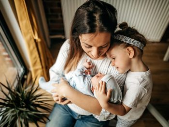Νέο μωρό στην οικογένεια: Τι να κάνεις αν το μεγάλο παιδί ζηλεύει το νεογέννητο