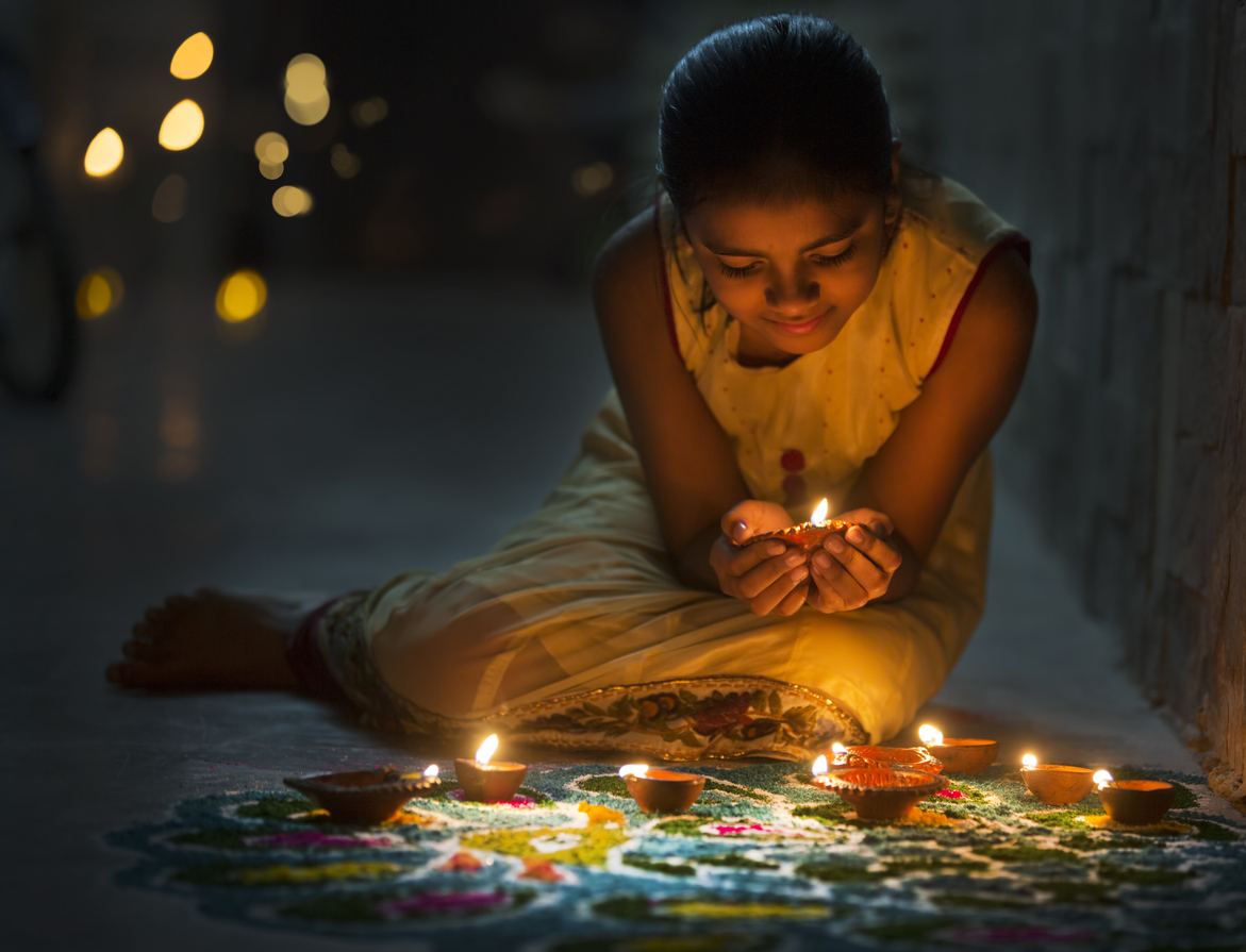Η 8χρονη κόρη του μεγιστάνα διαμαντιών στην Ινδία που αποκήρυξε τα πλούτη και έγινε μοναχή - οι γονείς της έδωσαν τις ευλογίες τους