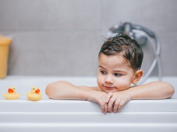 Είναι έτοιμο να κάνει μπάνιο μόνο του; 8 tips για να του μάθεις να το κάνει σωστά