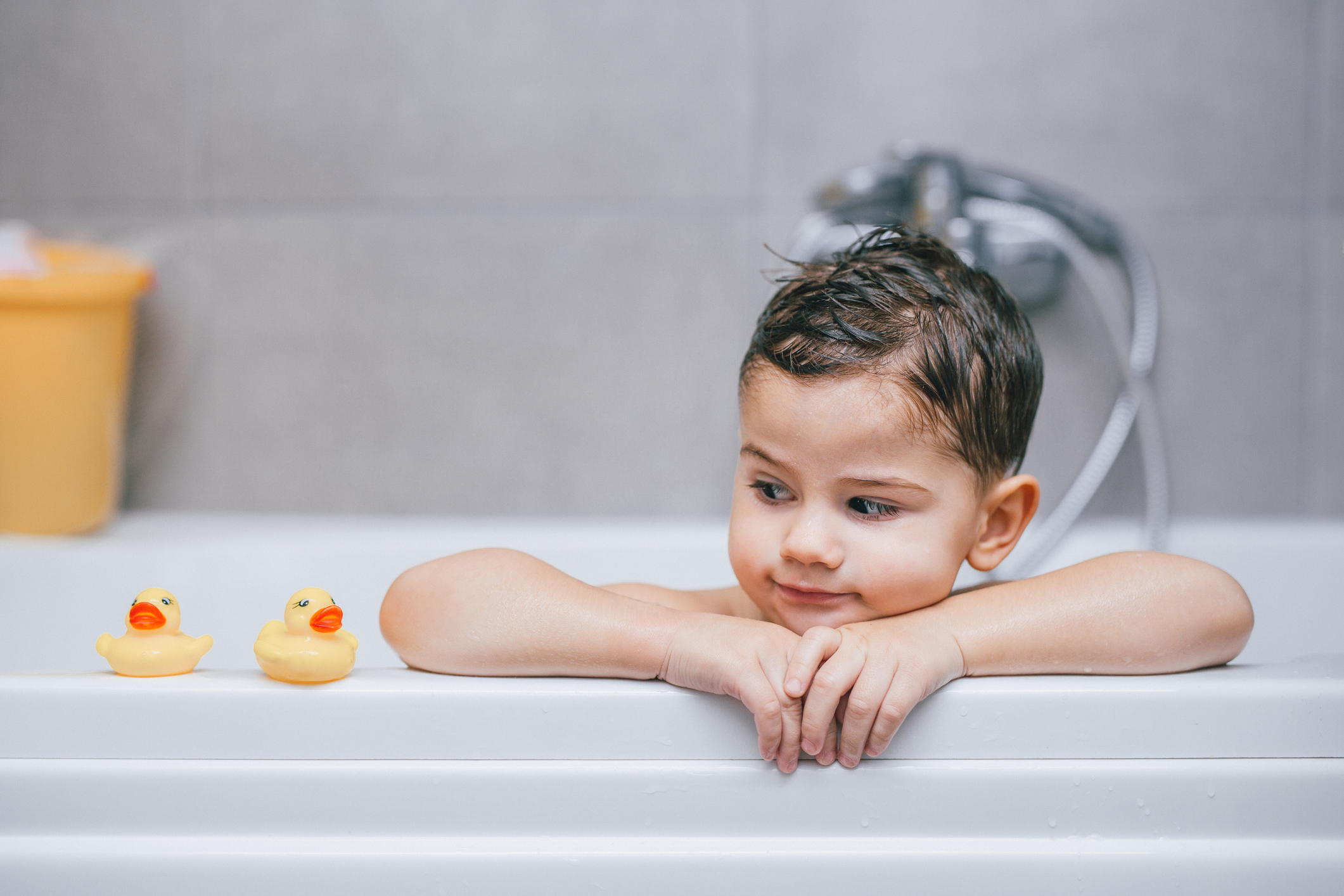 Είναι έτοιμο να κάνει μπάνιο μόνο του; 8 tips για να του μάθεις να το κάνει σωστά
