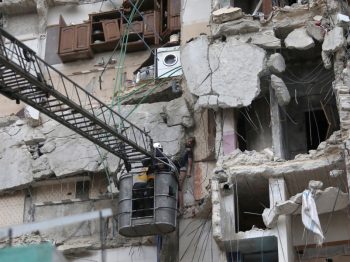 Συρία: Νεογέννητο βρέφος ενωμένο ακόμη με τον ομφάλιο λώρο με τη νεκρή μητέρα του εντοπίστηκε στα ερείπια σπιτιού