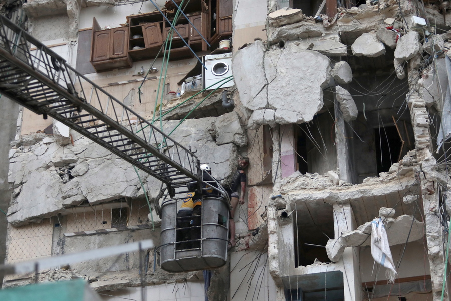 Συρία: Νεογέννητο βρέφος ενωμένο ακόμη με τον ομφάλιο λώρο με τη νεκρή μητέρα του εντοπίστηκε στα ερείπια σπιτιού