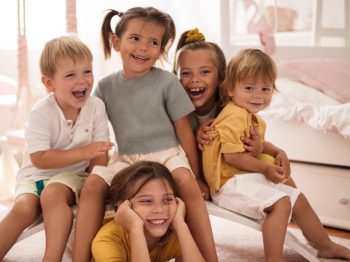 Η επιστήμη λέει ότι τα μικρότερα παιδιά της οικογένειας είναι πιο διασκεδαστικά: 5 λόγοι που εξηγούν το γιατί