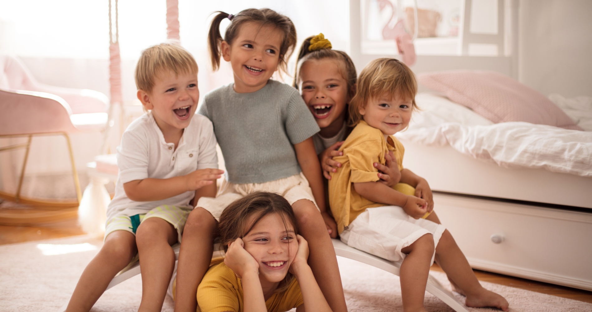 Η επιστήμη λέει ότι τα μικρότερα παιδιά της οικογένειας είναι πιο διασκεδαστικά: 5 λόγοι που εξηγούν το γιατί