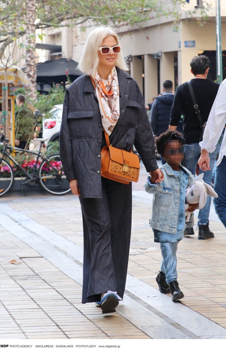 Χριστίνα Κοντοβά: Βόλτα με την κόρη της, Έιντα, στο κέντρο της Αθήνας