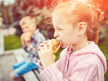 Τι βάζουμε στο πιάτο των παιδιών μας; Οι κίνδυνοι που κρύβουν τα επεξεργασμένα τρόφιμα