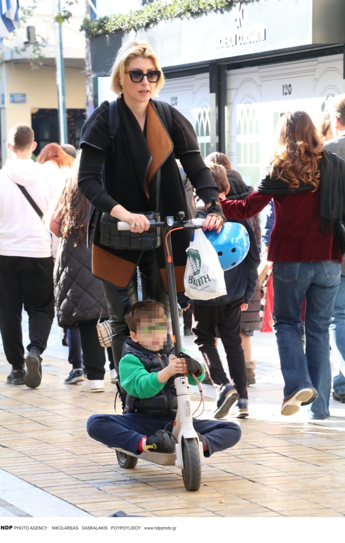 Δήμος Μπακογιάννης: Ο 5χρονος γιος της Σίας Κοσιώνη έχει βρει την καλύτερη θέση στο πατίνι της μαμάς του για βόλτα στην Αθήνα