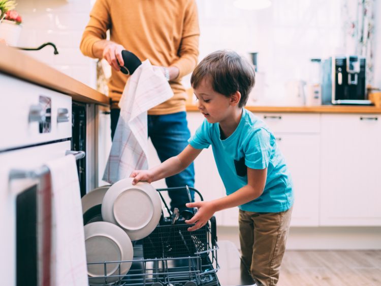 3 τρόποι για να συμμετέχουν τα παιδιά στις δουλειές του σπιτιού