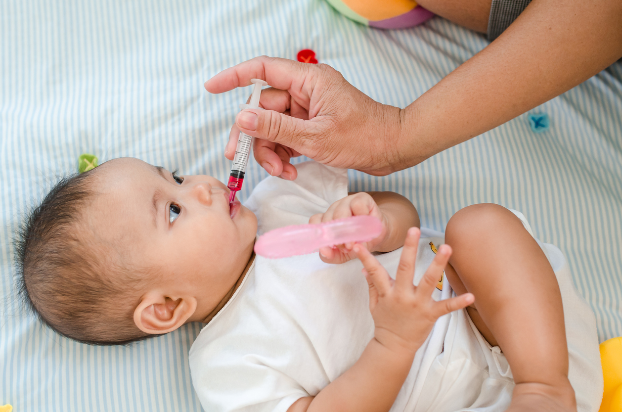 Ποιος είναι ο πιο σωστός τρόπος για να δώσεις σιρόπι στο μωρό σου; Ο παιδίατρος απαντά