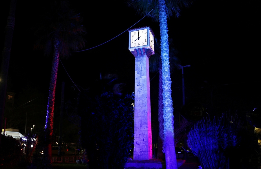 To Ρολόι στο Πασαλιμάνι φωτίζεται μπλε για την Παγκόσμια Ημέρα Ευχής