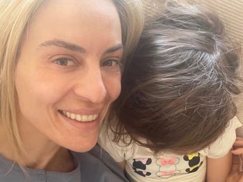 "Mωράκια να πλαντάζουν στο κλάμα γυμνά στη θέα ενηλίκων": Η Ελεονώρα Μελέτη εξηγεί γιατί θα βαπτίσει την κόρη της σε ηλικία 5 ετών