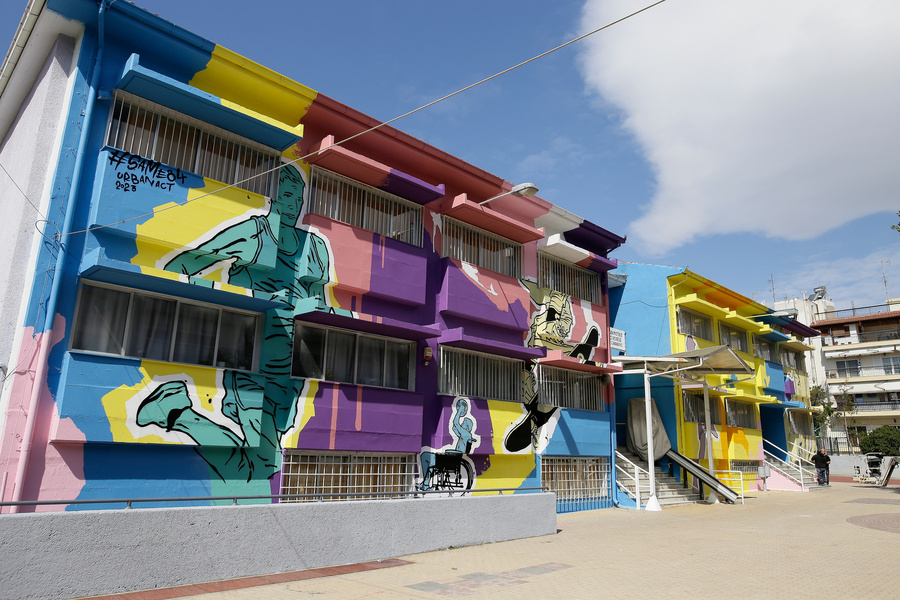 Πέντε αθλητές «ενώθηκαν» σε τοίχο δημοτικού σχολείου και στέλνουν μηνύματα ζωής