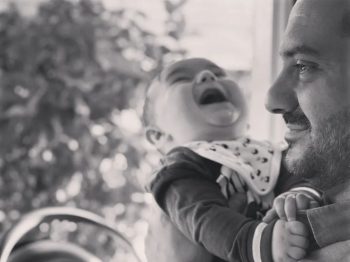 Λεωνίδας Κουτσόπουλος: Βόλτα στην εξοχή με τον 7 μηνών γιο του