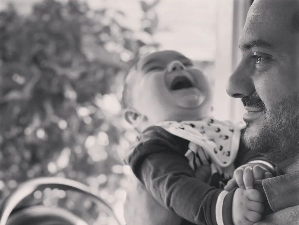 Λεωνίδας Κουτσόπουλος: Βόλτα στην εξοχή με τον 7 μηνών γιο του