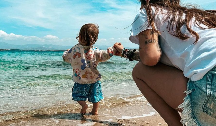 "Ο αγώνας μου είναι για τα παιδιά που θα κοιμηθούν με άδειο στομάχι": Η ανάρτηση της Εριέττας Κούρκουλου και η φωτογραφία με τον γιο της, Νίκο