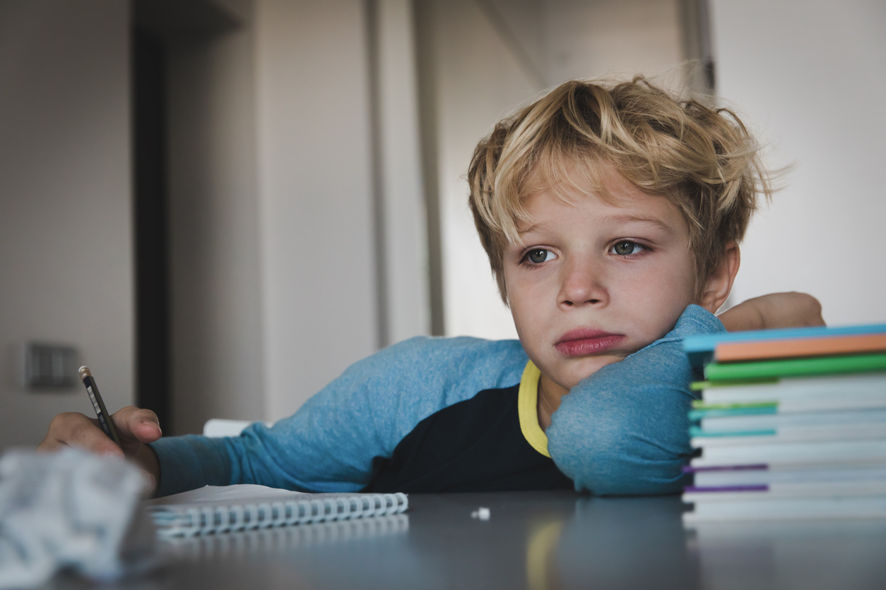 Πώς καταλαβαίνουμε ότι τα παιδιά έχουν άγχος; Γιατί στα αγόρια τα σημάδια μπορεί να είναι διαφορετικά